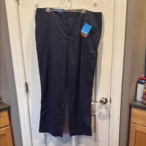 Columbia Women’s Navy Blue Cargo Pants with Straight-Leg Design